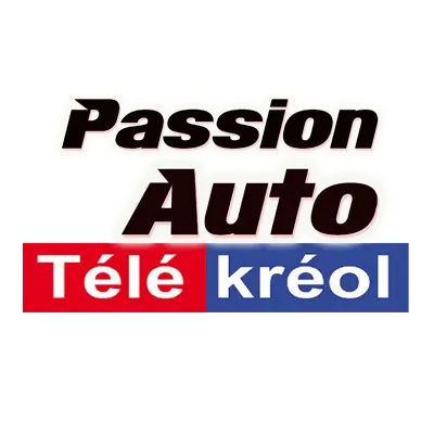 Stand média lors d’un événement rallye avec logos de partenaires